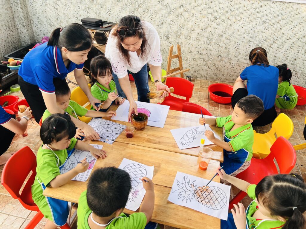 Các bé vui chơi tại trường mầm non Vũ Trụ Xanh quận Tân Bình