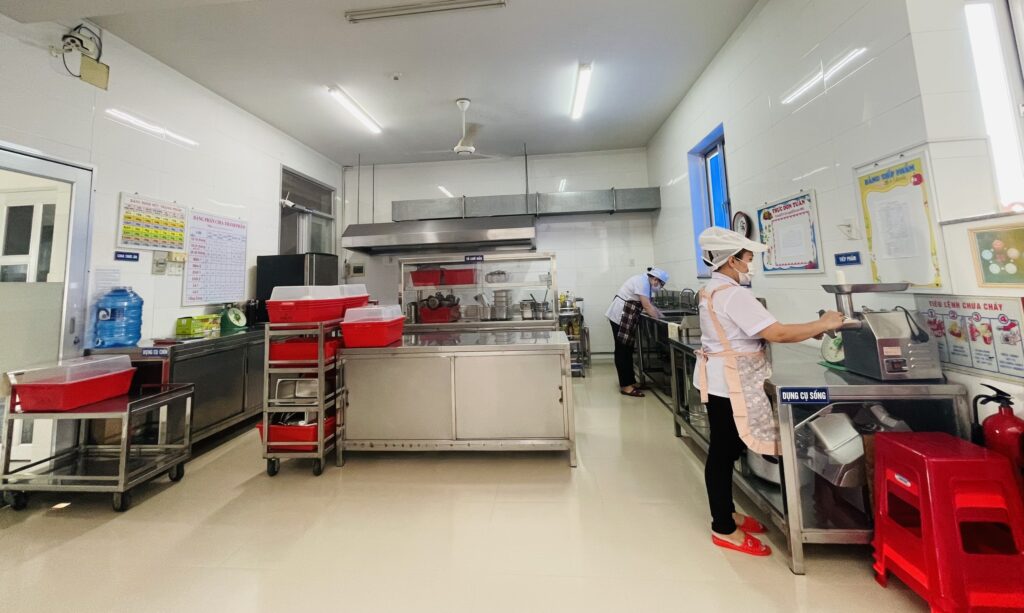 Chế độ dinh dưỡng học đường tại trường mầm non Vũ Trụ Xanh Âu Cơ